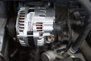 تاثیر خرابی دینام بر باطری خودرو و علت باد کردن باتری ماشین